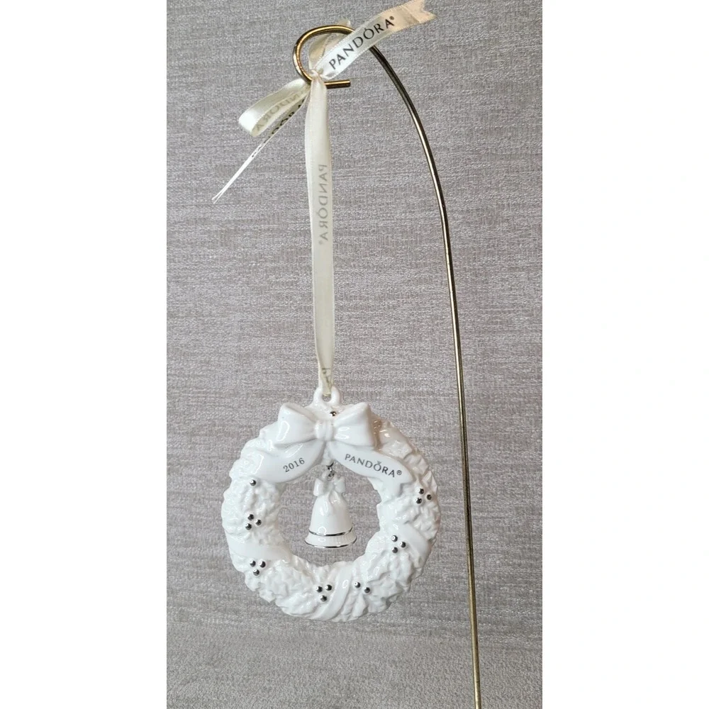 Pandora 2016 Limited Edition Jared Wreath Christmas Ornament White Ceramic RARE
